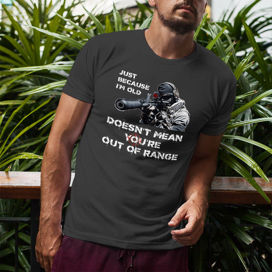 Just Because I'm Old Doesn't Mean You're Out of Range - Pro Gun Men's T-Shirt - Dark Grey